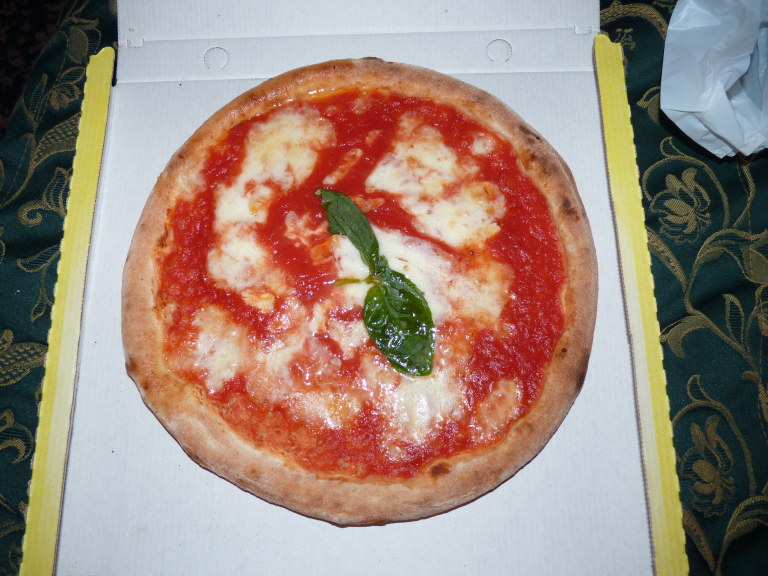 3104: Pizza Margarita from from La Soffitta Renovatio Ristorante Pizzeria, Rome, Italy